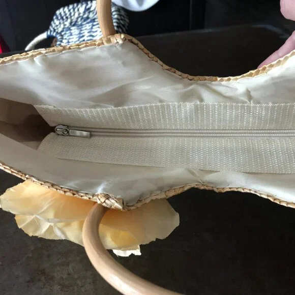 Women's Straw Handbag With Flower Detail - Picture 4 of 7